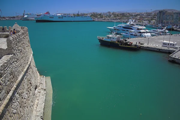 Greece, Crete, Iraklion. Sea harbor and city — Stock Photo, Image