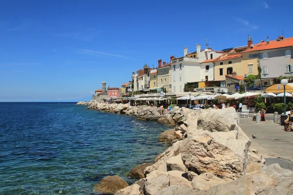 Banvallen av Medelhavet stad. Piran, Slovenien — Stockfoto