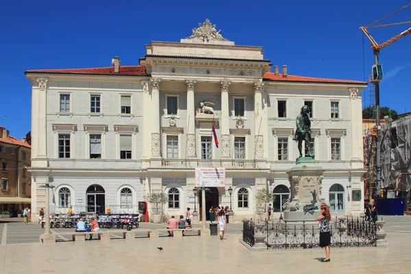 Plein Tartinjev trg, stadhuis en monument met de violiste. Piran, Slovenië — Stockfoto