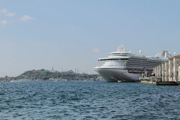 Nave da crociera nel golfo Corno d'oro. Istanbul, Turchia — Foto Stock