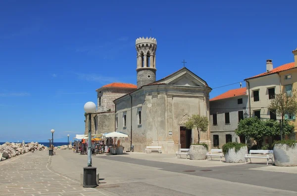 Dolgu, kilise ve işaret. Piran, Slovenya — Stok fotoğraf