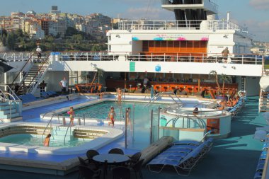 Cruise liner Havuzlar ile güverte