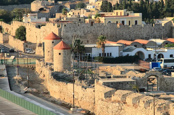 Molinos de viento y ruinas de la fortaleza. Rodas, Grecia —  Fotos de Stock