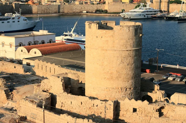 塔的天使和端口。希腊罗兹岛 — 图库照片
