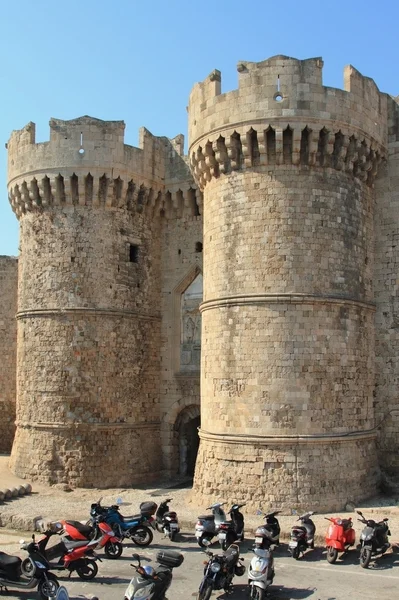 Torres de la antigua fortaleza. Rodas, Grecia — Foto de Stock