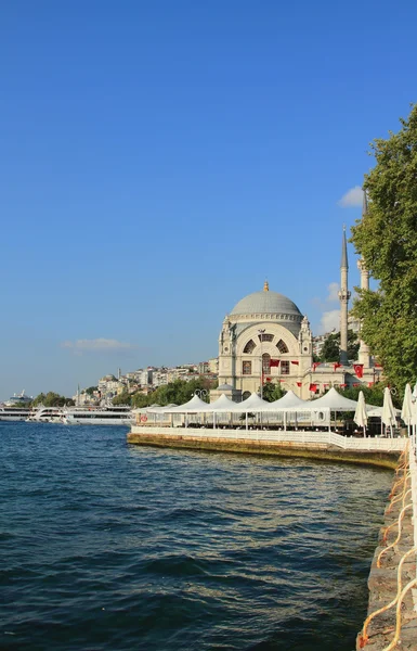Embankment and Dolmabahces mosque, Istanbul, Turkey — Stock Photo, Image