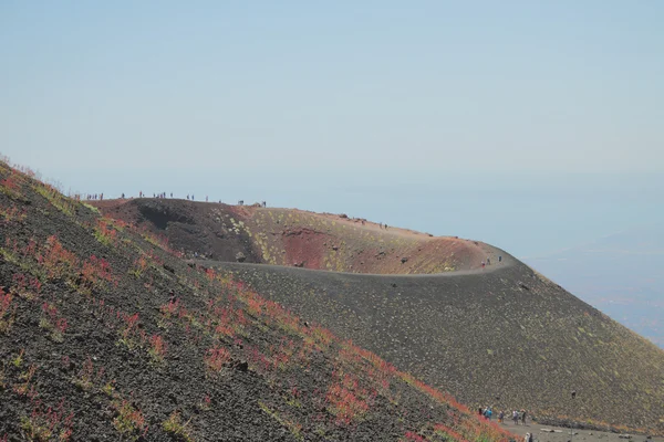 Declive vulcânico e cratera lateral. Etna, Sicília, Itália — Fotografia de Stock