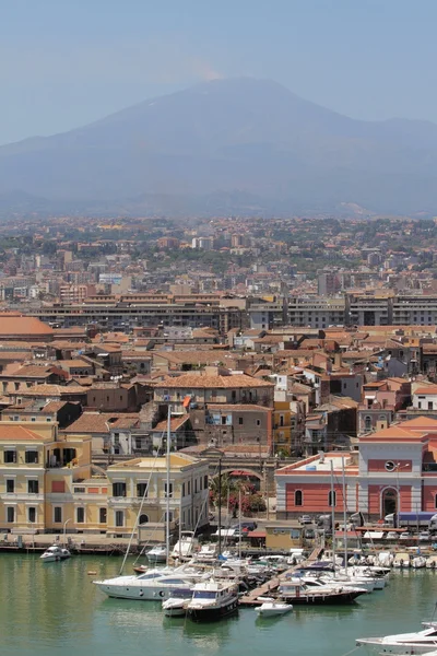 Seaside stad längst ner i vulkanen. Catania, Sicilien, Italien — Stockfoto