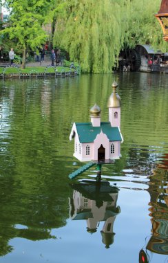 Kilise ördekler için köşkü. Kopenhag, Danimarka