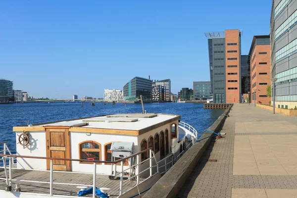 Barco, canal de la ciudad, terraplén. Copenhague, Dinamarca —  Fotos de Stock