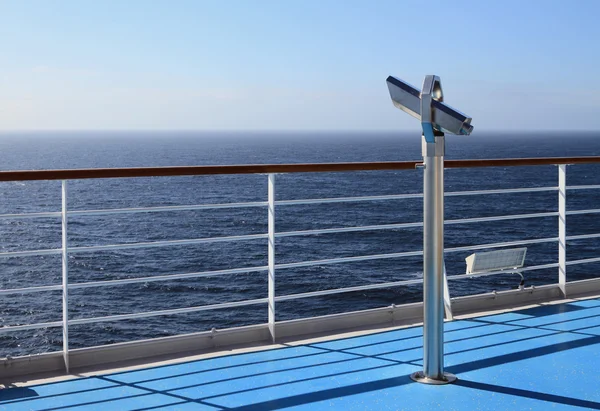 Teleskop auf dem Laufdeck eines Kreuzfahrtschiffes — Stockfoto