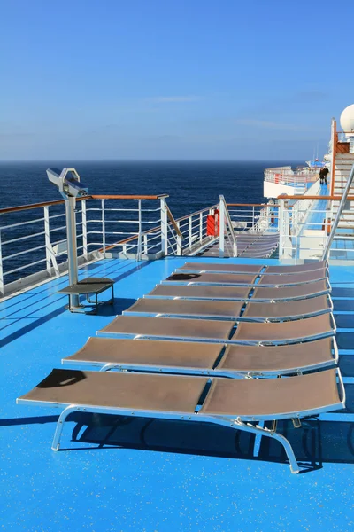 Chaiselongue an Deck des Kreuzfahrtschiffes — Stockfoto