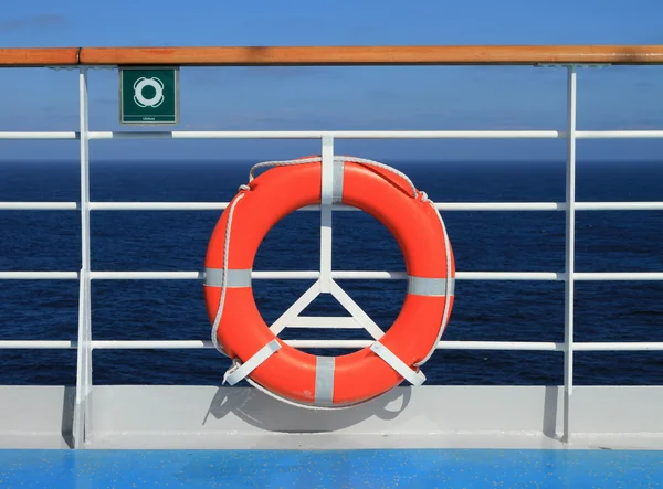 Deck von Kreuzfahrtschiff und Rettungsring — Stockfoto