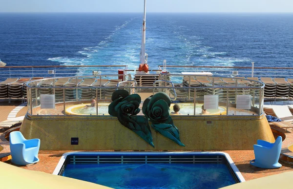 Cruise liner havuz ve jakuzi ile deste — Stok fotoğraf