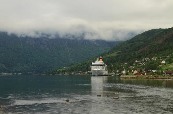 Nordfyord und Kreuzfahrtschiff. Norwegen — Stockfoto