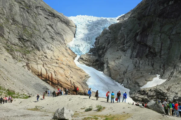 Turisti e ghiacciaio in montagna, Norvegia — Foto Stock