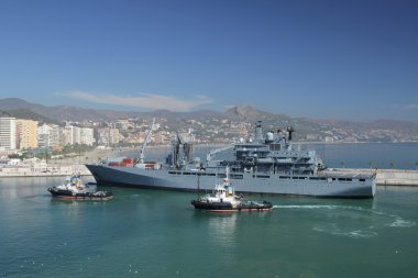 Askeri nakliye gemisi limanda demirleme. Malaga, İspanya