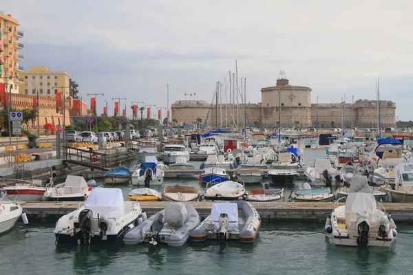 Yachthamnen och gamla fästningen. Civitavecchia, Italien — Stockfoto