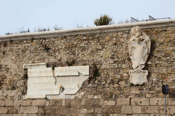 Fragmentos arqueológicos, antigua fortaleza. Civitavecchia, Italia —  Fotos de Stock