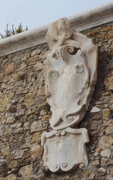 Antiguo escudo de armas de piedra. Civitavecchia, Italia — Foto de Stock