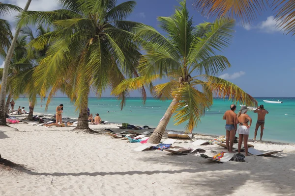 Praia tropical nas Ilhas do Caribe. Isla Saona, La Romana, República Dominicana — Fotografia de Stock