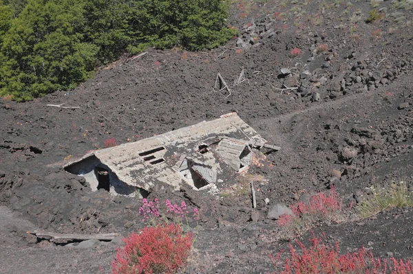 Ev yanardağ lav tarafından yok edildi. Etna, Sicilya, İtalya