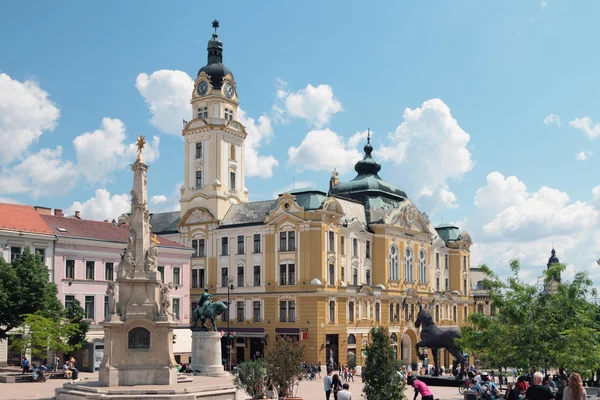 Het centrale stadsplein in Pecs en monumenten op het. Hongarije — Stockfoto