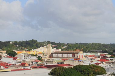 Şehir çatılar ve Katedrali. Pointe-a-Pitre, Guadeloupe