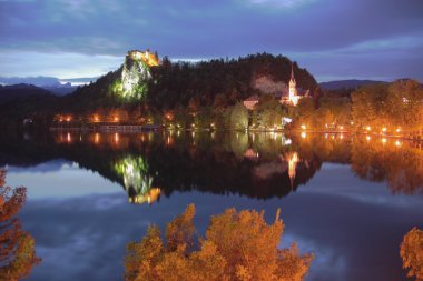 Akşam dağ gölü. Bled, Slovenya