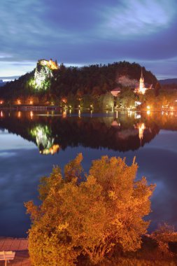 Akşam dağ Gölü üzerinde. Bled, Slovenya