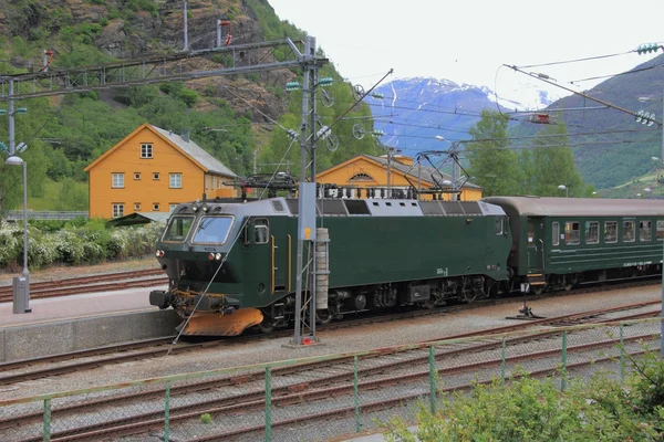 Lokomotywa elektryczna na torach kolejowych. Flåm, Norway — Zdjęcie stockowe