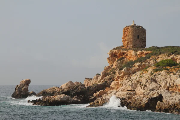 Zabytkowa wieża na wyspie. Illetes, Palma de Majorka, Hiszpania — Zdjęcie stockowe