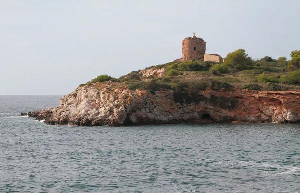 Costa do mar rochosa e antiga torre de vigia. Illetes, Palma-de-Maiorca, Espanha — Fotografia de Stock