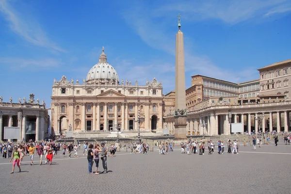 Gebouwen en toeristen op Saint Peter's Square. Rome, Italië — Stockfoto