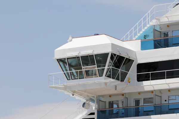 Vleugel van lopende brug van cruise liner — Stockfoto