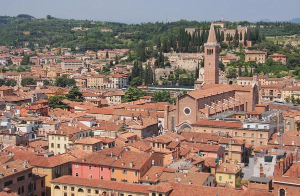 La ville et l'église Sainte-Anastasie. Vérone, Italie — Photo