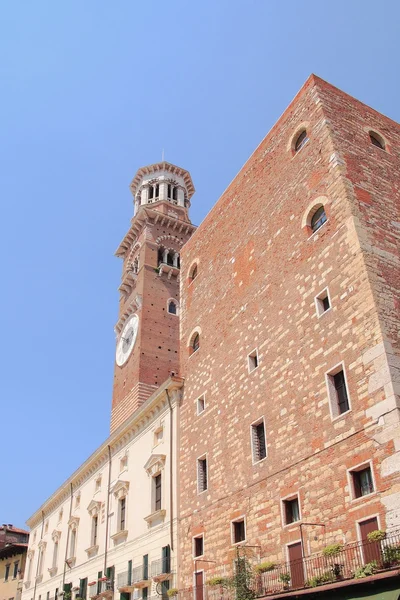 Budovy a Lamberti věž. Verona, Itálie — Stock fotografie