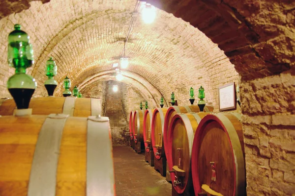 Bóveda con barricas de vino. Montepulchano, Toscana, Italia —  Fotos de Stock