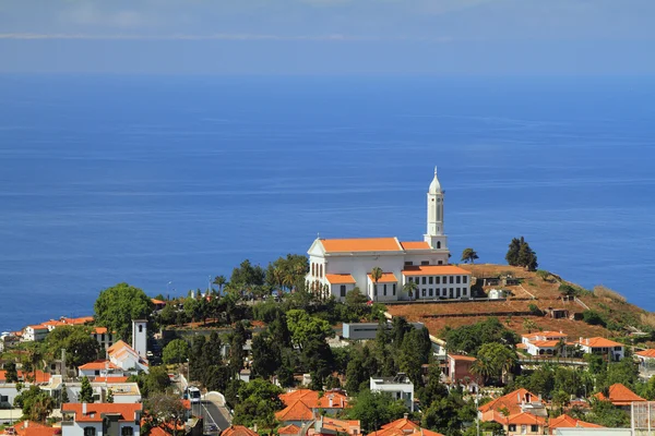 Iglesia en la costa del mar. San Martinho, Madeira, Portugal — Foto de Stock