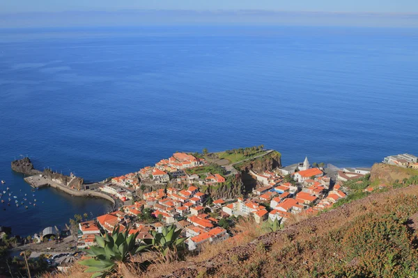 Město na pobřeží moře. Camara de Lobos, Madeira, Portugalsko — Stock fotografie