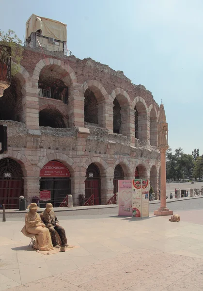 人的雕像，古代圆形剧场。维罗纳，意大利 — 图库照片