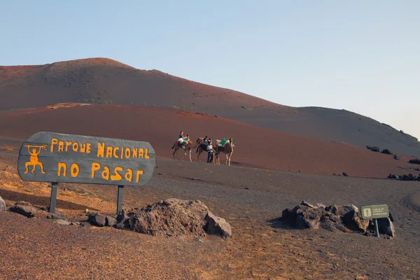 Zeiger Grenze des Nationalparks timanfaya. Lanzarote, Spanien — Stockfoto