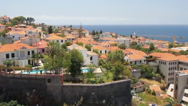Πόλη σε πλαγιά βουνού. Φουντσάλ, Μαδέρα, Πορτογαλία — Αρχείο Βίντεο
