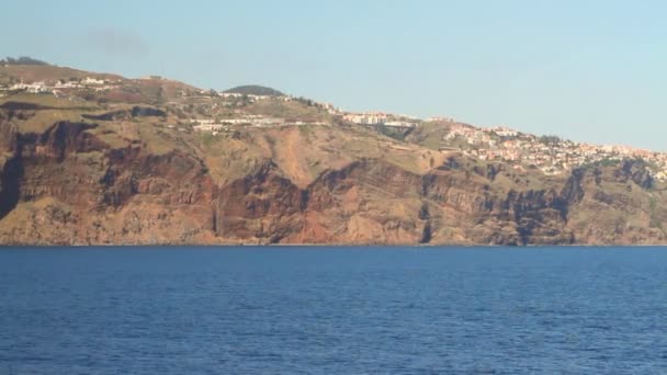Kust van vulkanische eiland. Funchal, Madeira, Portugal — Stockvideo