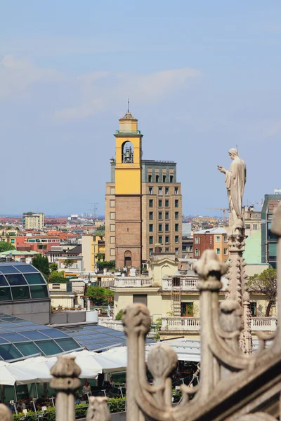 Bell tower en stad. Milaan, Italië — Stockfoto