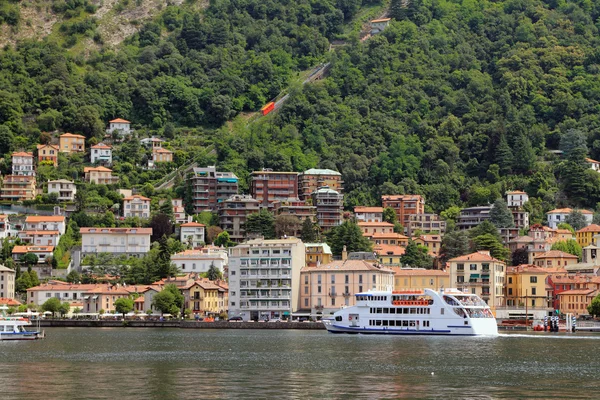 Staden på kusten av Alpine lake. Como, Italien — Stockfoto