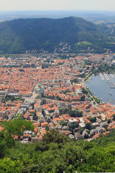 Ciudad en las estribaciones alpinas. Como, Italia — Foto de Stock