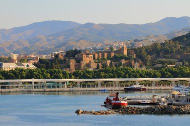 Liman ve şehir antik kale ile. Malaga, İspanya