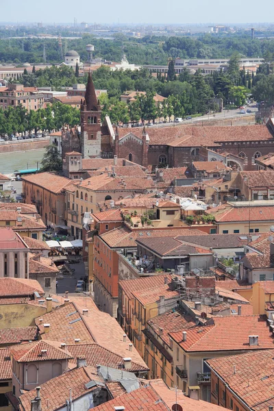 Leoni Street i San Fermo Maggiore katedry. Verona, Włochy — Zdjęcie stockowe