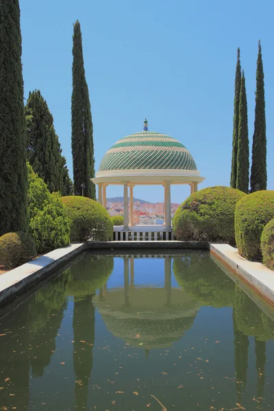 Altán a rybník, botanická zahrada "La Concepcion". Malaga, Španělsko — Stock fotografie